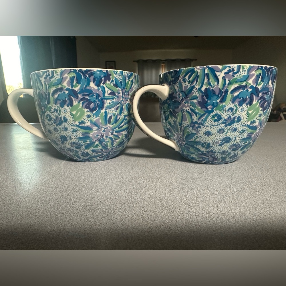 Set of two mugs
